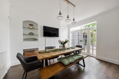 Hale End Road, IG8