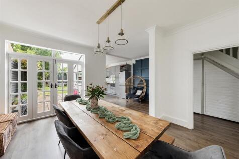 Hale End Road, IG8