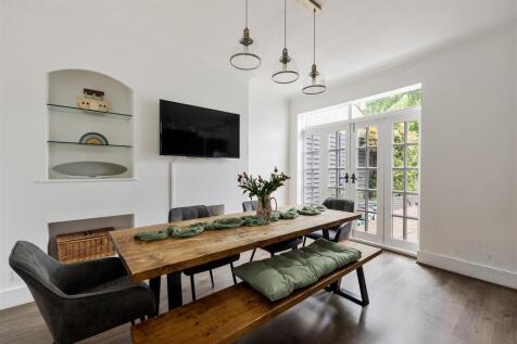 Hale End Road, IG8