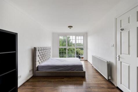 Hale End Road, IG8