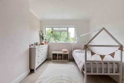 Hale End Road, IG8