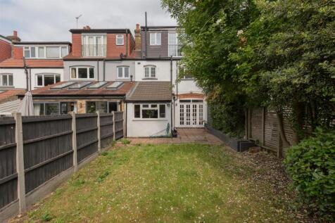 Hale End Road, IG8