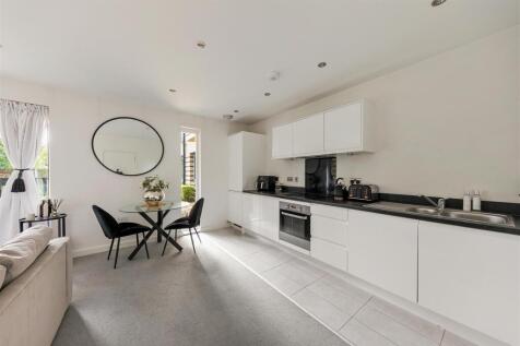 Merriam Close, E4