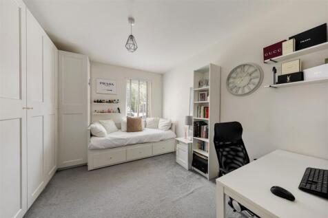 Merriam Close, E4