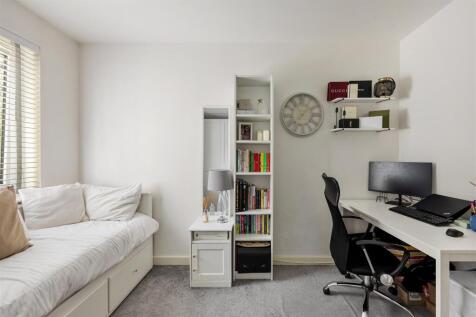 Merriam Close, E4