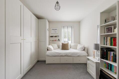 Merriam Close, E4