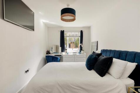 Merriam Close, E4