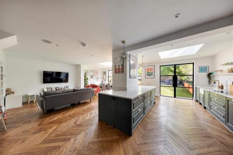 Warboys Crescent E4