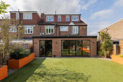 Warboys Crescent E4