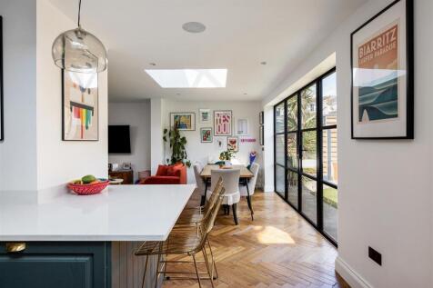 Warboys Crescent E4