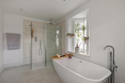 Warboys Crescent E4