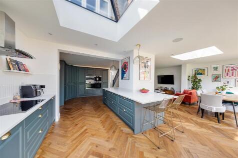 Warboys Crescent E4