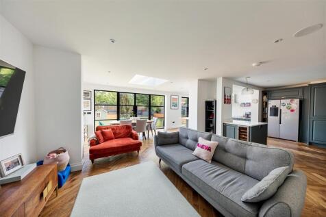 Warboys Crescent E4