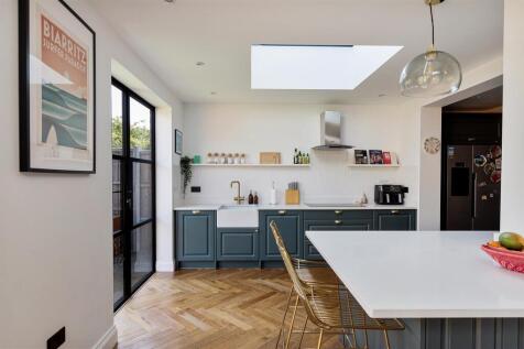 Warboys Crescent E4