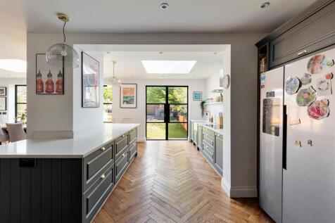 Warboys Crescent E4