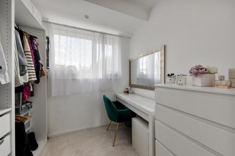 Warboys Crescent E4