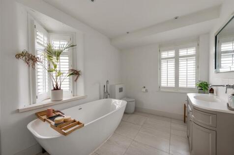 Warboys Crescent E4