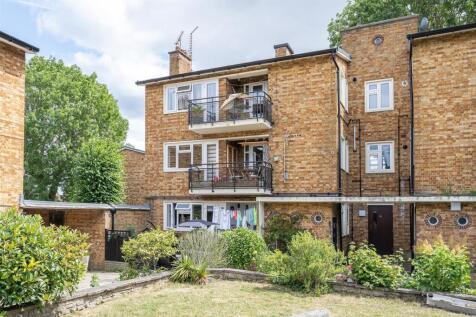Oak Hill Court, IG8
