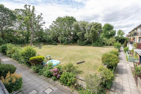 Oak Hill Court, IG8