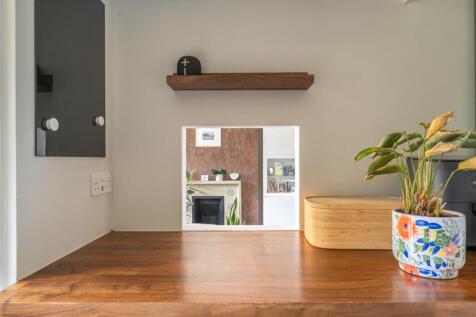 Oak Hill Court, IG8