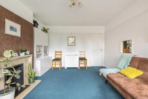 Oak Hill Court, IG8