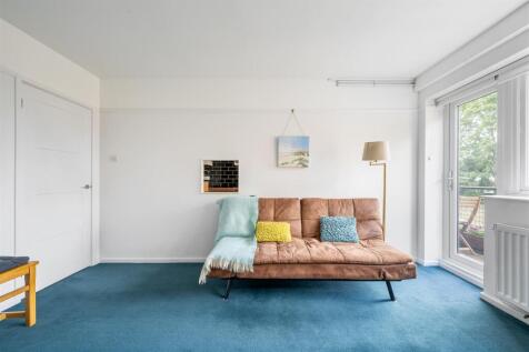 Oak Hill Court, IG8