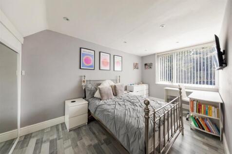 Chingford Avenue E4