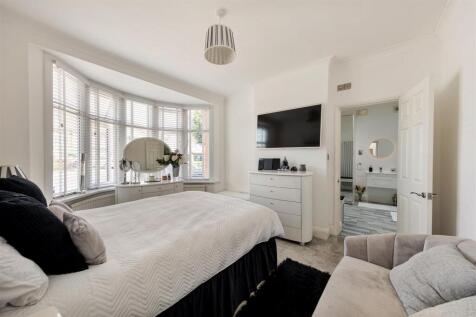 Chingford Avenue E4
