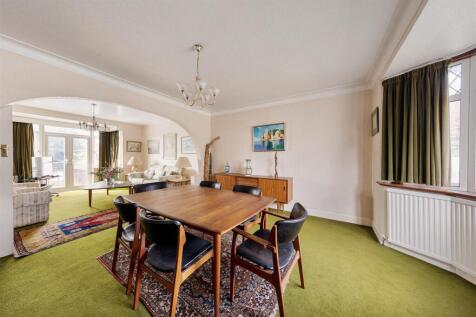 The Avenue E4