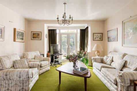 The Avenue E4