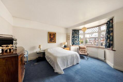The Avenue E4