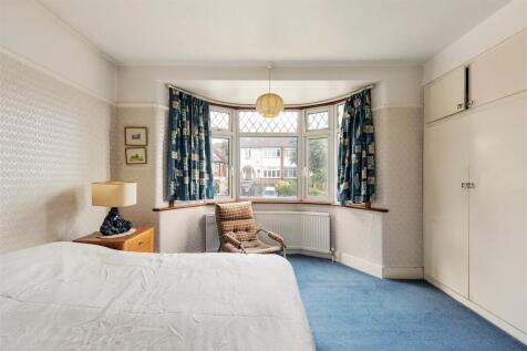 The Avenue E4