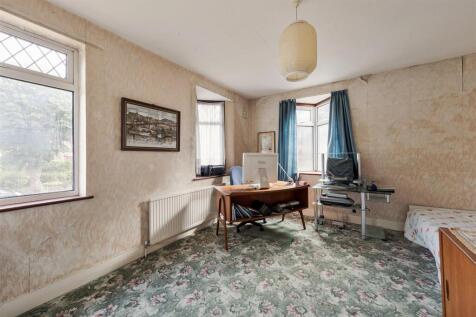The Avenue E4