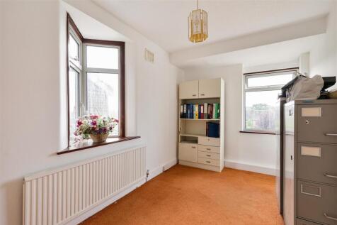 The Avenue E4