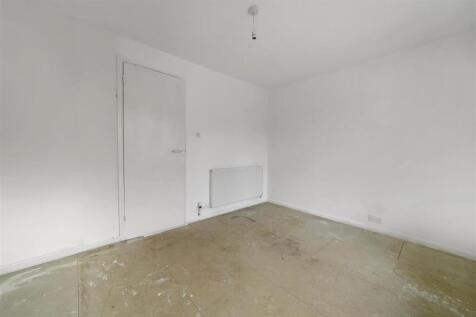 Rolvenden Place, N17