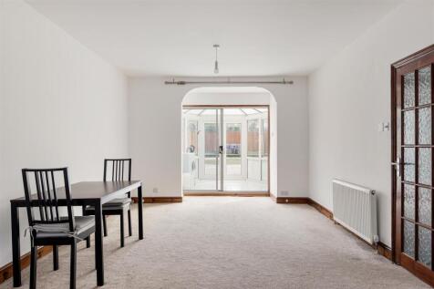 Larkshall Road, E4
