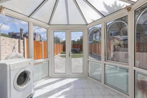 Larkshall Road, E4