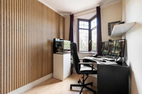 Larkshall Road, E4