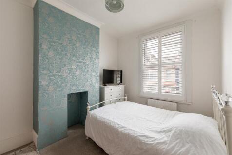 Westward Road, E4
