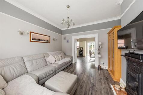 Westward Road, E4