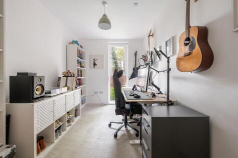 Lena Kennedy Close, E4