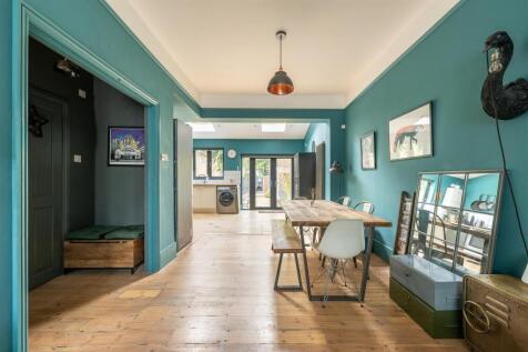 Selwyn Avenue, E4