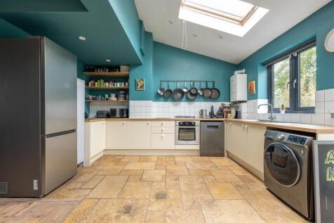 Selwyn Avenue, E4