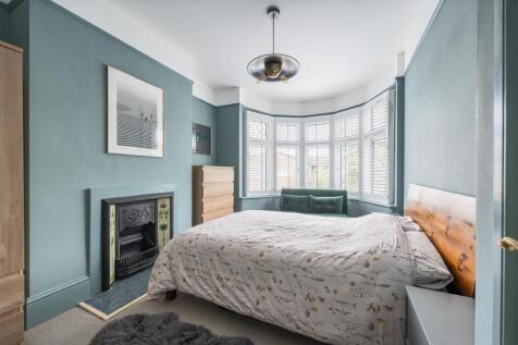 Selwyn Avenue, E4
