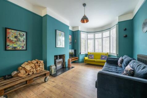 Selwyn Avenue, E4