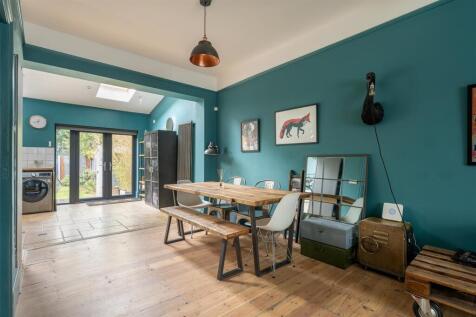 Selwyn Avenue, E4