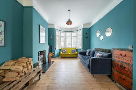 Selwyn Avenue, E4