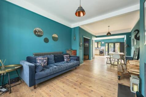 Selwyn Avenue, E4