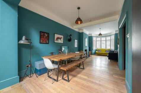 Selwyn Avenue, E4