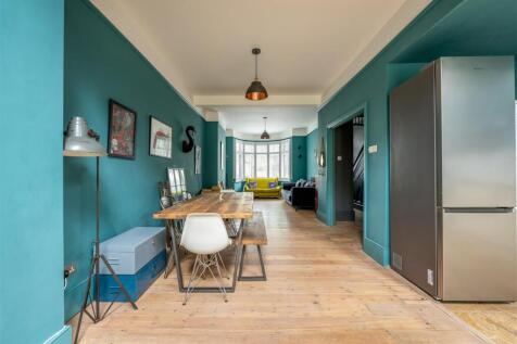 Selwyn Avenue, E4
